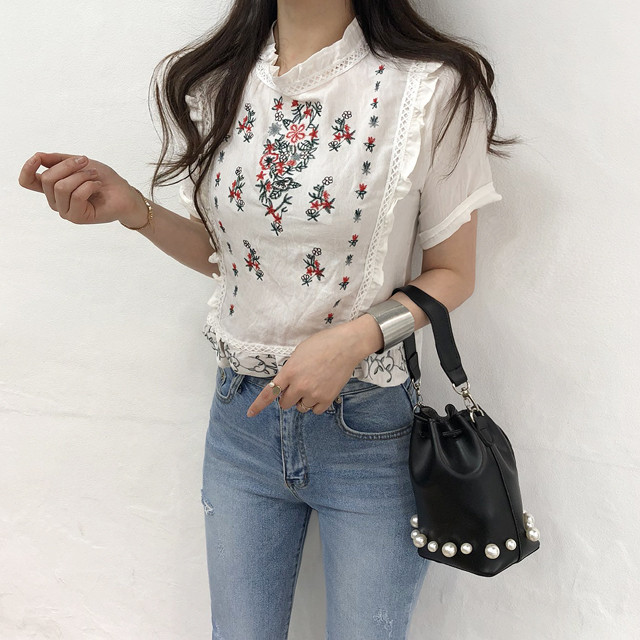 <b><p>cute Lace punching Frill embroidery blouse</p></b><b><p>かわいい レースパンチング フリル 刺繍 ブラウス フラワー ああ斜面 半ハイネック</p></b><br /><br /><p align='center'>
