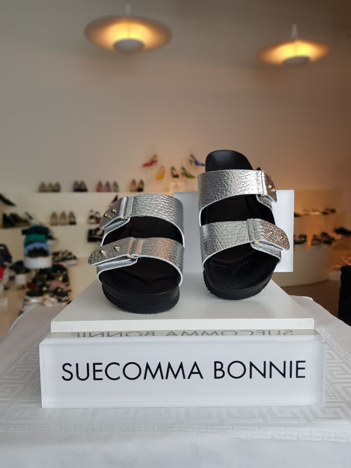 <b><p>Shu Comma Bonnie Spike G sandal DA2AM18403SVX</p></b><b><p>シューコンマみる スパイクG サンダル DA2AM18403SVX 夏 ラブリーな</p></b><br /><br /><p align='center'>
