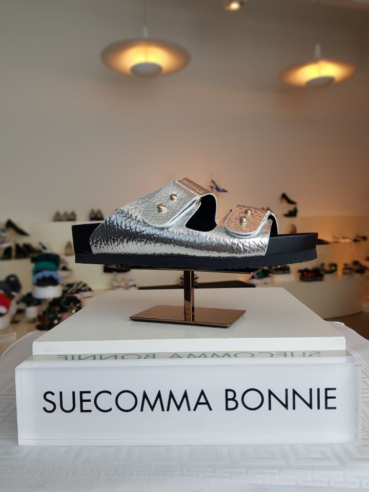 <b><p>Shu Comma Bonnie Spike G sandal DA2AM18403SVX</p></b><b><p>シューコンマみる スパイクG サンダル DA2AM18403SVX 夏 ラブリーな</p></b><br /><br /><p align='center'>