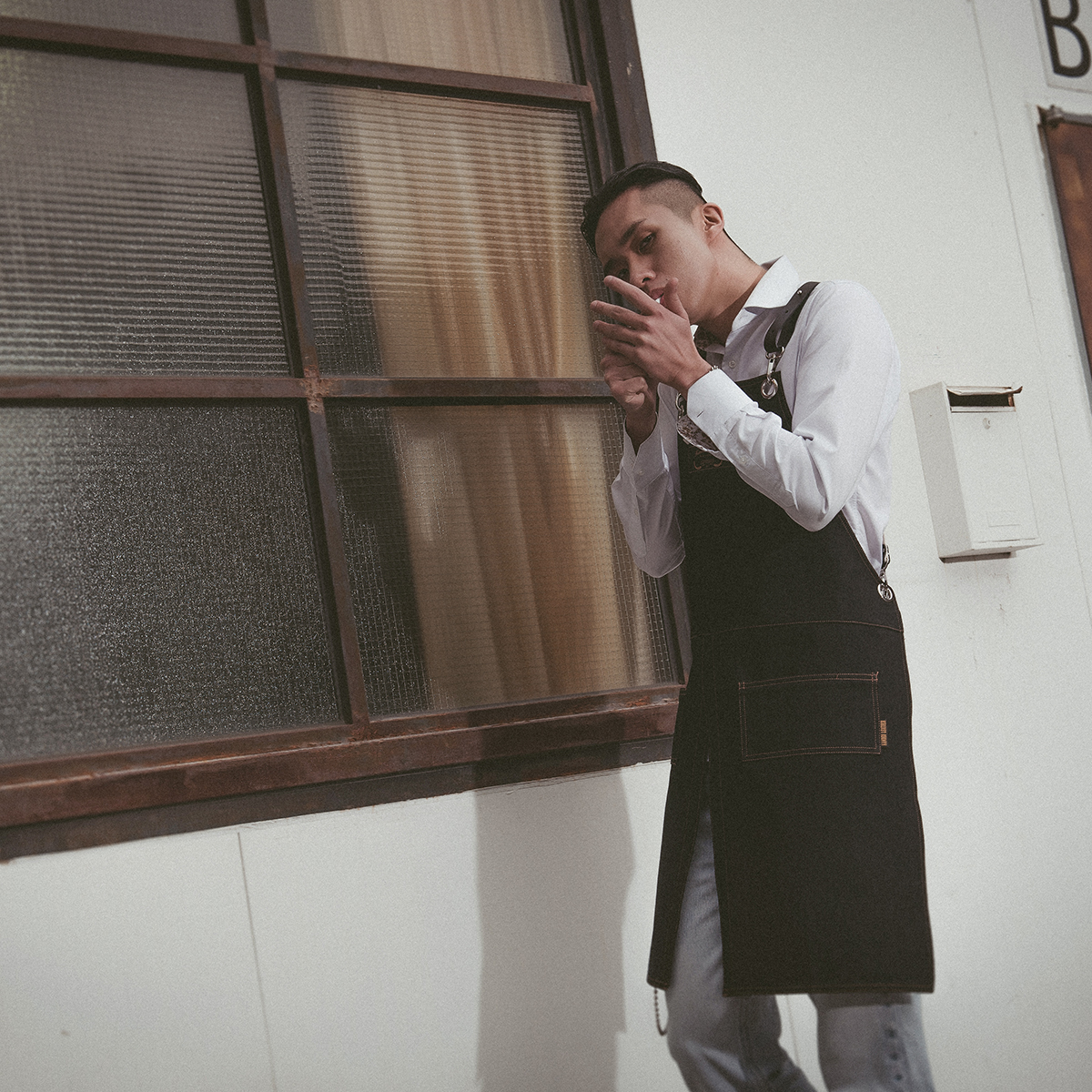 칸데오레더 공방 미용실 카페 앞치마 미용사 바리스타 앞치마 가죽 데님앞치마 지프 블랙