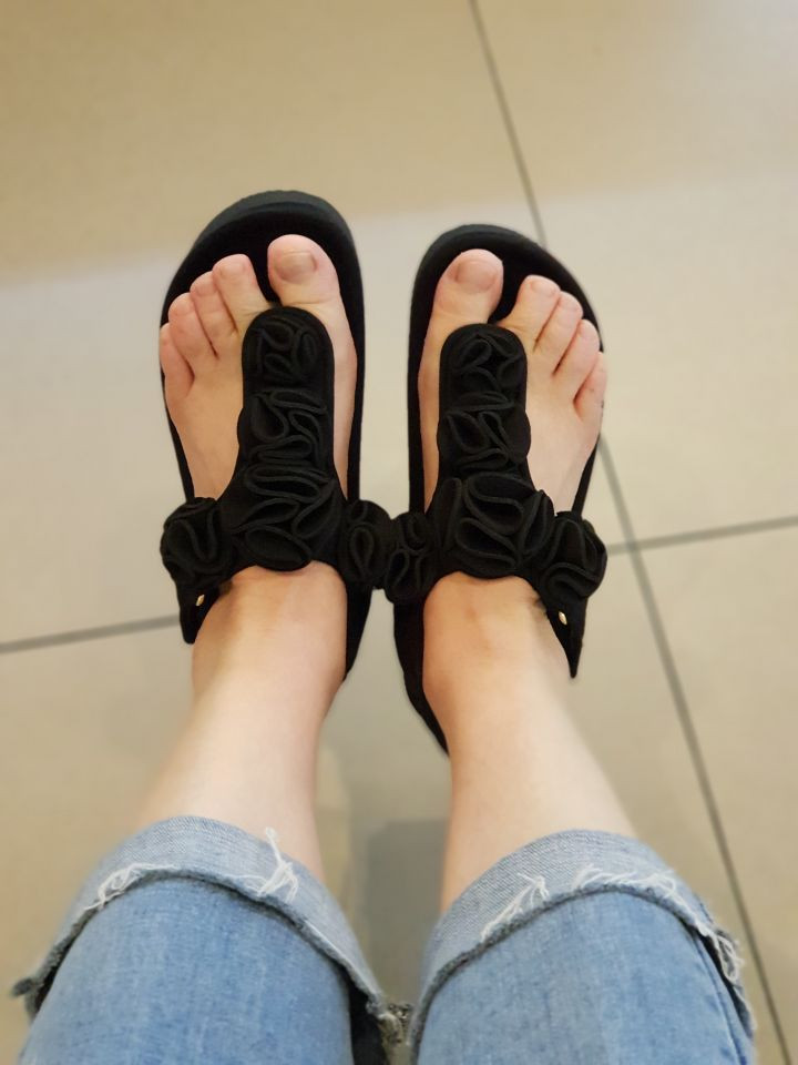 <b><p>Shu Comma Bonnie Flower ball sand black DG2BX16019</p></b><b><p>シューコンマみる フラワーボール サンダル ブラック DG2BX16019BLK</p></b><br /><br /><p align='center'>