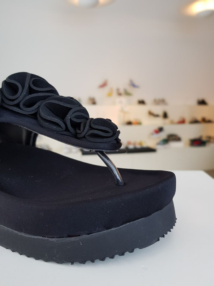 <b><p>Shu Comma Bonnie Flower ball sand black DG2BX16019</p></b><b><p>シューコンマみる フラワーボール サンダル ブラック DG2BX16019BLK</p></b><br /><br /><p align='center'>