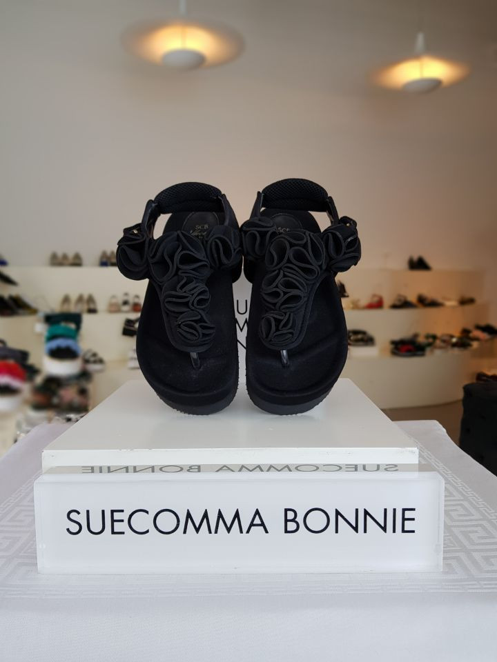 <b><p>Shu Comma Bonnie Flower ball sand black DG2BX16019</p></b><b><p>シューコンマみる フラワーボール サンダル ブラック DG2BX16019BLK</p></b><br /><br /><p align='center'>