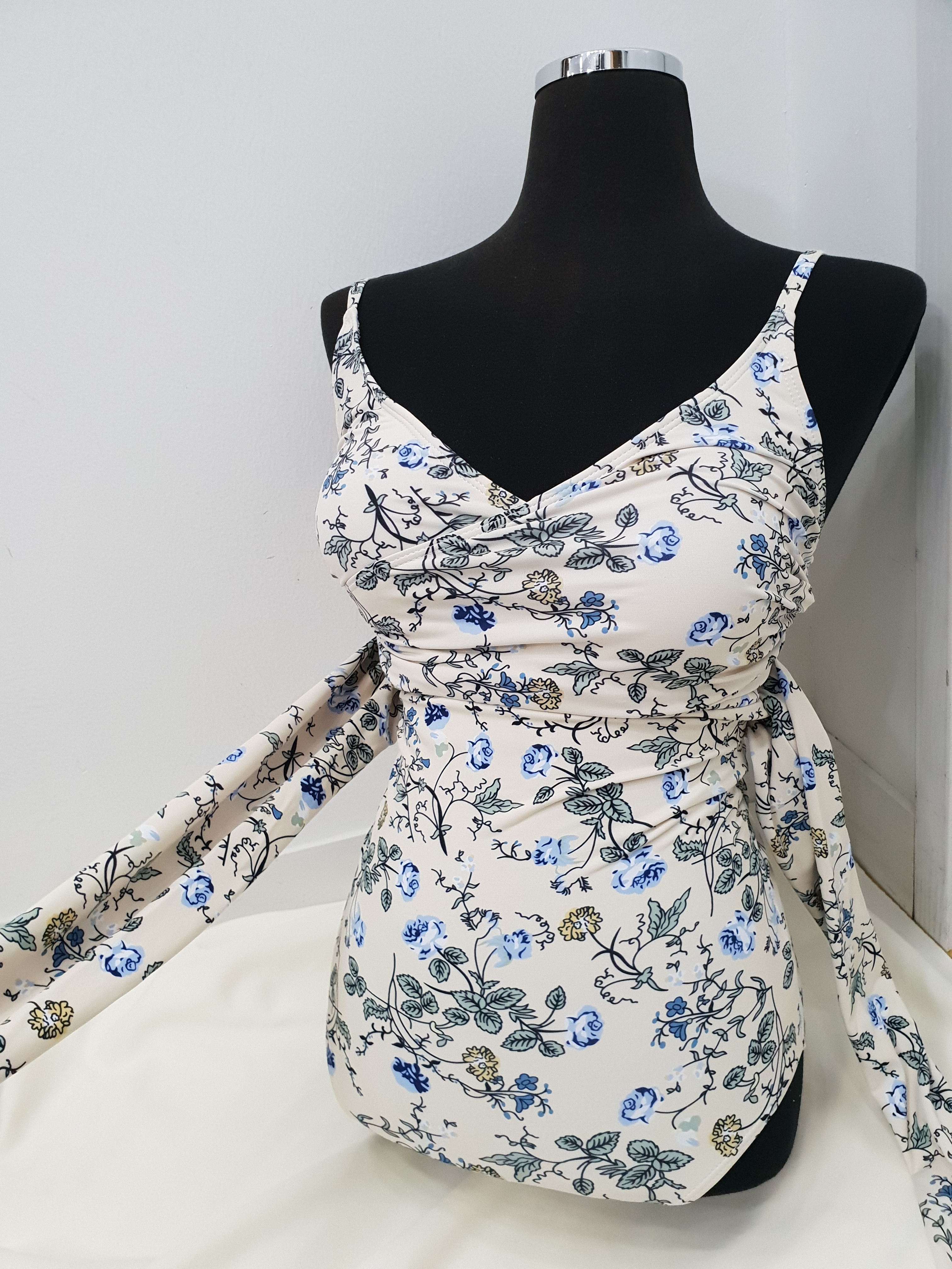 <b><p>Soft flower pattn waist ribbon Flame piece</p></b><b><p>ほのか フラワー パターン 腰 リボン 捺染 ワンピース モノキニ 2色 水着 レプビ</p></b><br /><br /><p align='center'>