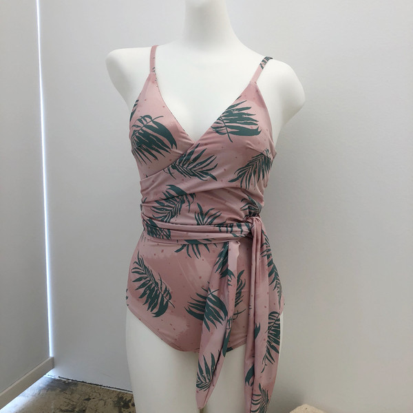 <b><p>_lab Fme Monokini Hawaiian style Suit for</p></b><b><p>_ラップ 捺染 モノキニ ハワイアンスタイル ビーチウェアにふさわしい 薄い見える水着</p></b><br /><br /><p align='center'>