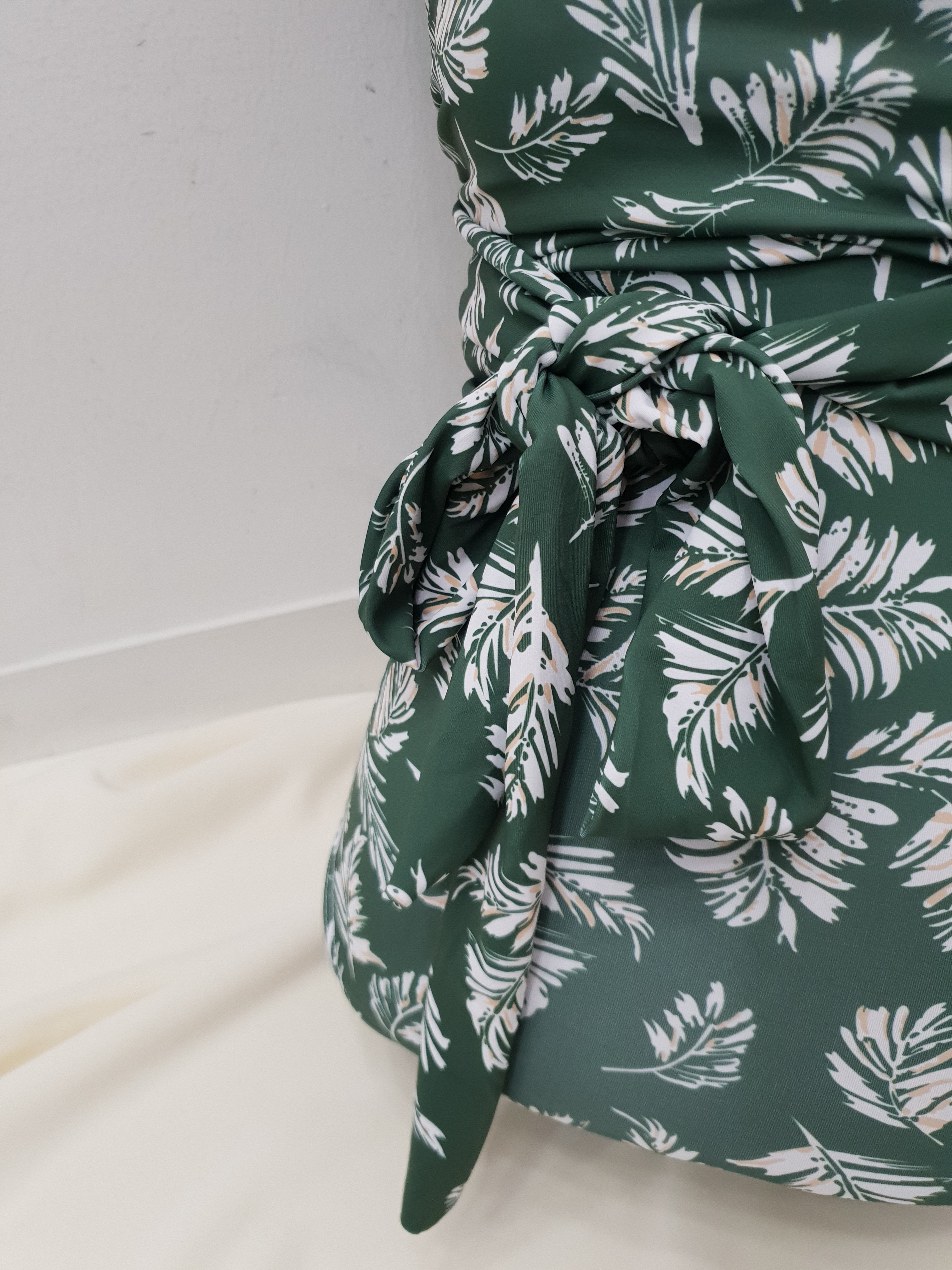 <b><p>Soft flower pattn waist ribbon Flame piece</p></b><b><p>ほのか フラワー パターン 腰 リボン 捺染 ワンピース モノキニ 2色 水着 レプビ</p></b><br /><br /><p align='center'>