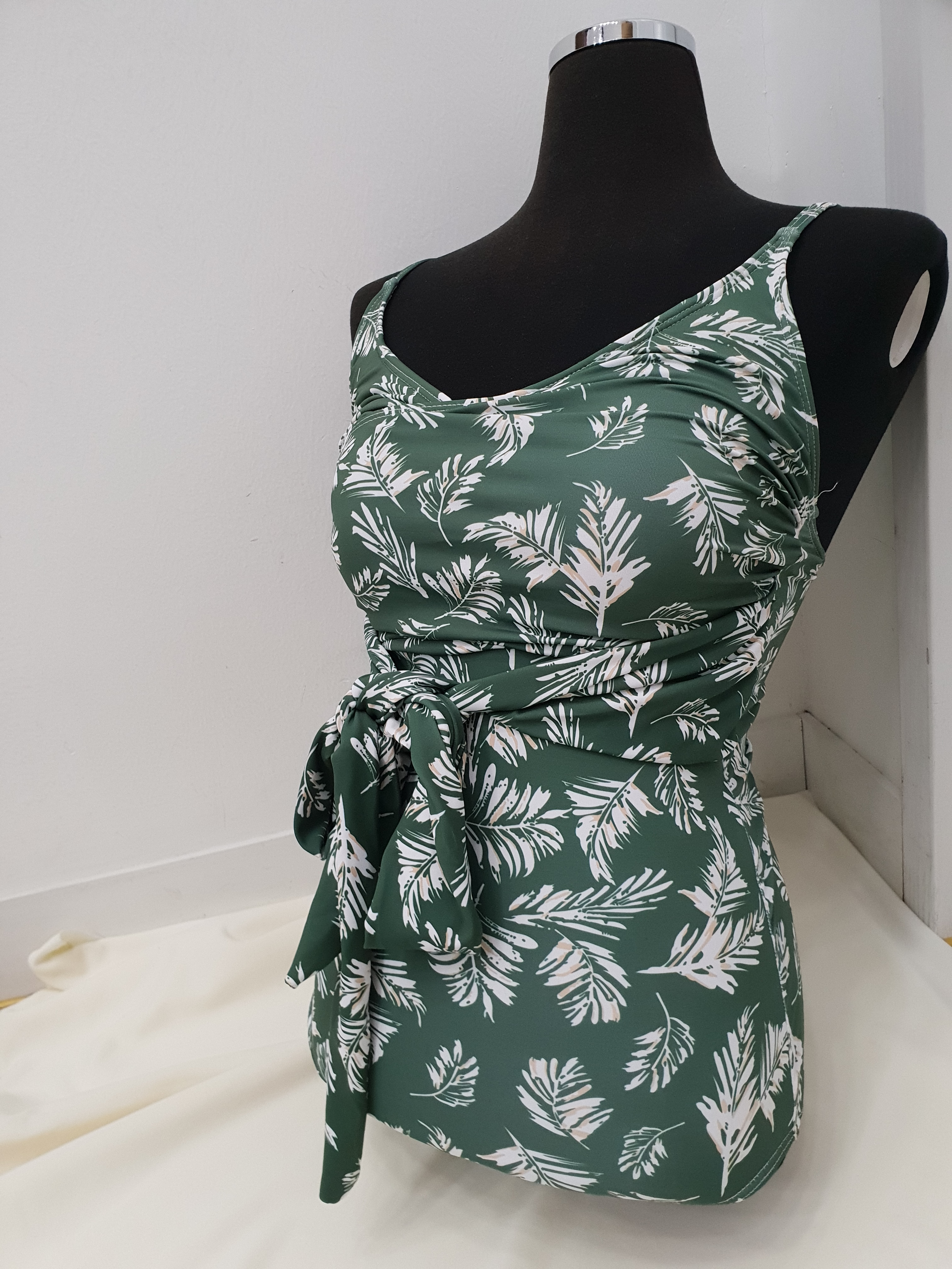 <b><p>Soft flower pattn waist ribbon Flame piece</p></b><b><p>ほのか フラワー パターン 腰 リボン 捺染 ワンピース モノキニ 2色 水着 レプビ</p></b><br /><br /><p align='center'>