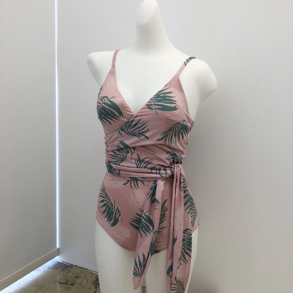 <b><p>_lab Fme Monokini Hawaiian style Suit for</p></b><b><p>_ラップ 捺染 モノキニ ハワイアンスタイル ビーチウェアにふさわしい 薄い見える水着</p></b><br /><br /><p align='center'>