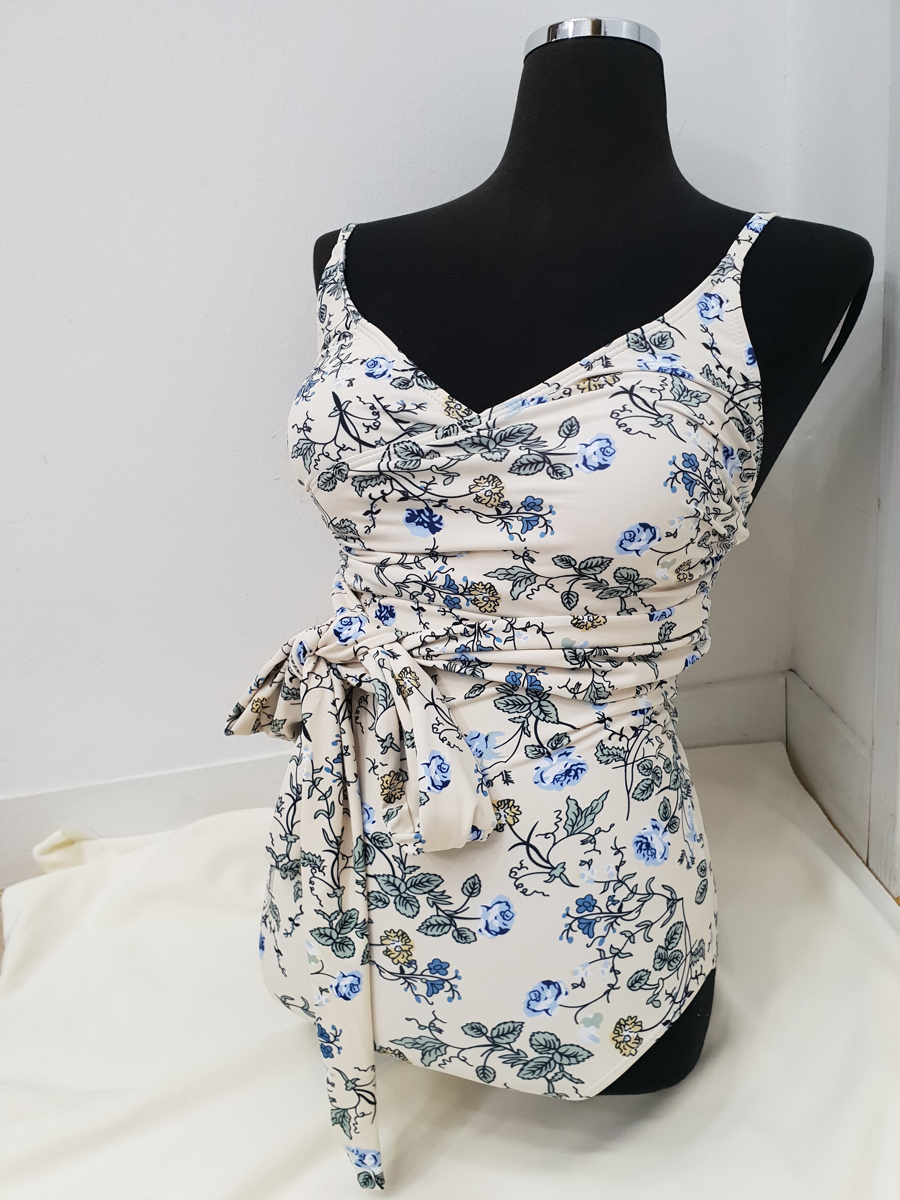 <b><p>Soft flower pattn waist ribbon Flame piece</p></b><b><p>ほのか フラワー パターン 腰 リボン 捺染 ワンピース モノキニ 2色 水着 レプビ</p></b><br /><br /><p align='center'>