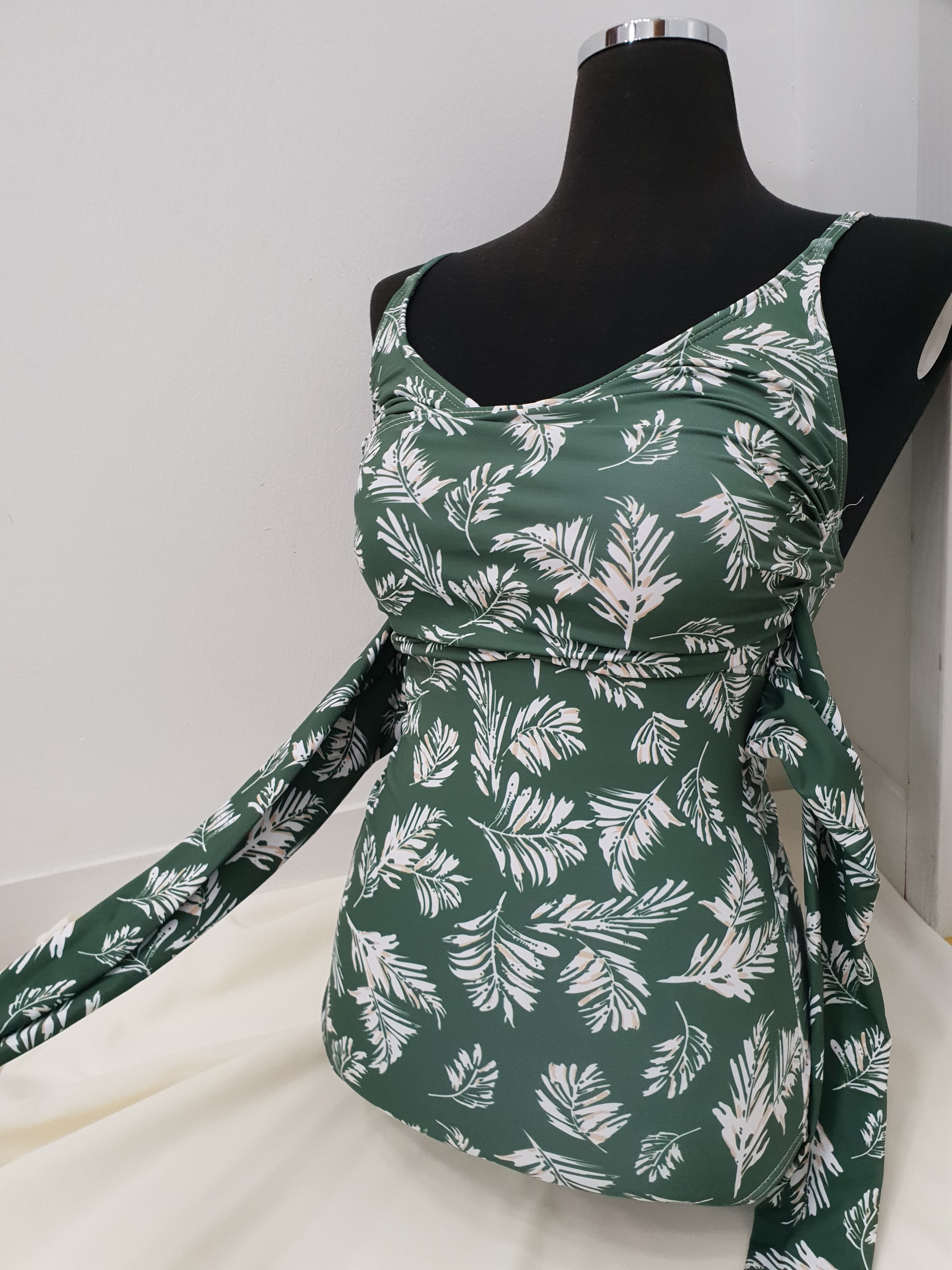 <b><p>Soft flower pattn waist ribbon Flame piece</p></b><b><p>ほのか フラワー パターン 腰 リボン 捺染 ワンピース モノキニ 2色 水着 レプビ</p></b><br /><br /><p align='center'>