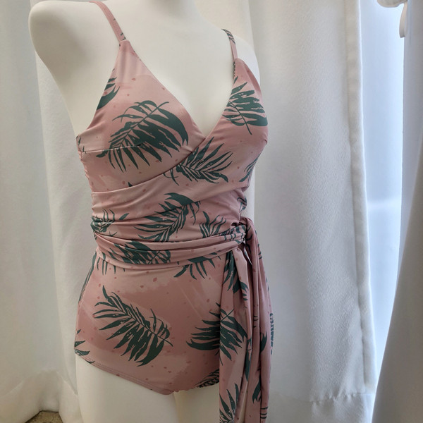 <b><p>_lab Fme Monokini Hawaiian style Suit for</p></b><b><p>_ラップ 捺染 モノキニ ハワイアンスタイル ビーチウェアにふさわしい 薄い見える水着</p></b><br /><br /><p align='center'>