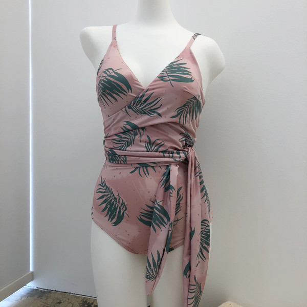 <b><p>_lab Fme Monokini Hawaiian style Suit for</p></b><b><p>_ラップ 捺染 モノキニ ハワイアンスタイル ビーチウェアにふさわしい 薄い見える水着</p></b><br /><br /><p align='center'>