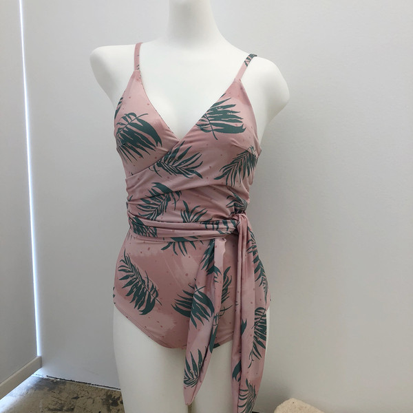 <b><p>_lab Fme Monokini Hawaiian style Suit for</p></b><b><p>_ラップ 捺染 モノキニ ハワイアンスタイル ビーチウェアにふさわしい 薄い見える水着</p></b><br /><br /><p align='center'>