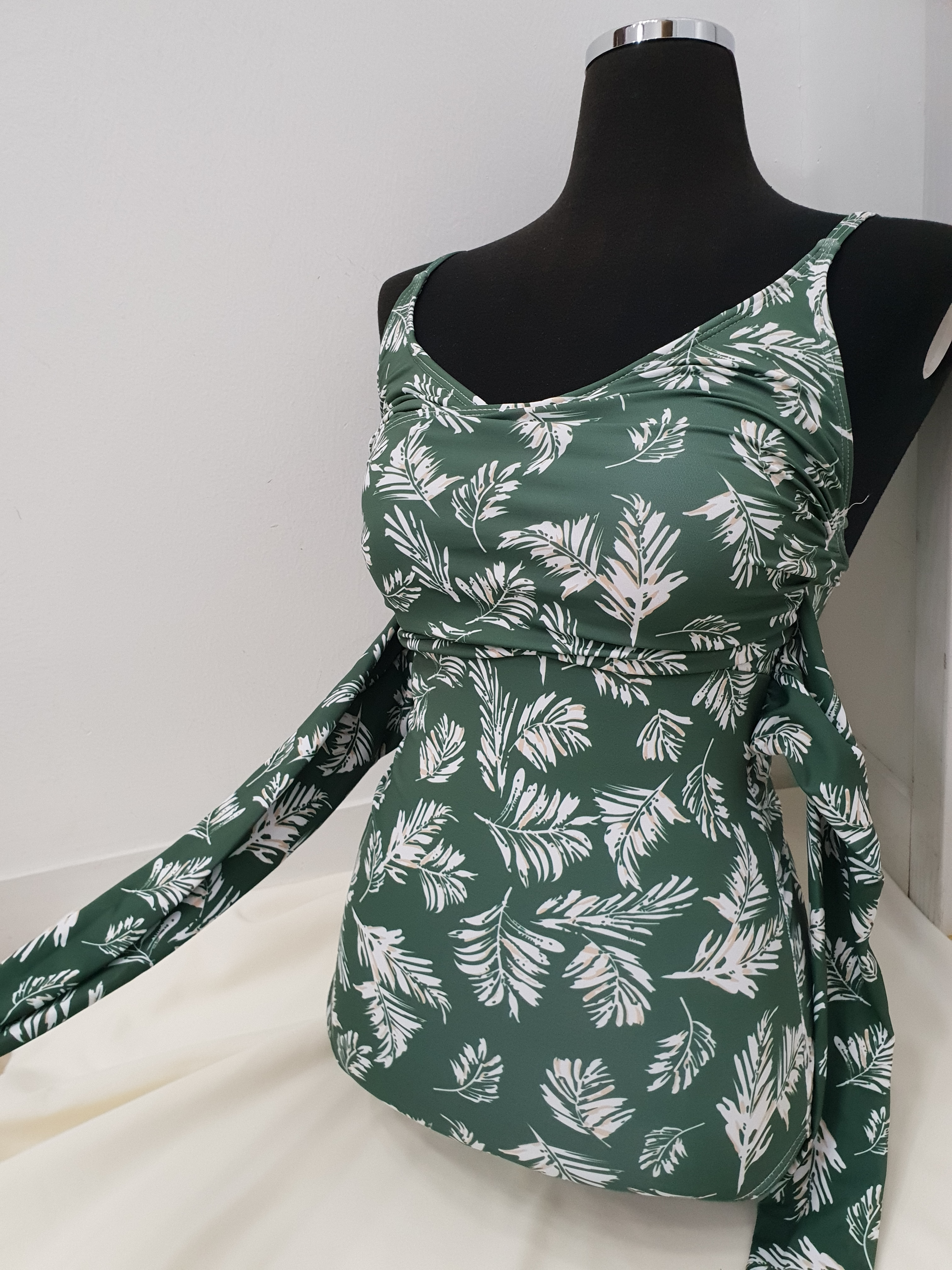 <b><p>Soft flower pattn waist ribbon Flame piece</p></b><b><p>ほのか フラワー パターン 腰 リボン 捺染 ワンピース モノキニ 2色 水着 レプビ</p></b><br /><br /><p align='center'>