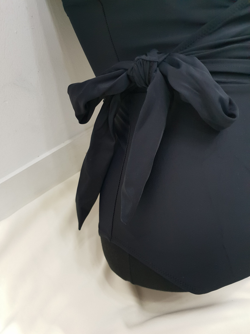 <b><p>simple chest one piece Mokini 2color swsuit</p></b><b><p>シンプル 胸 ワンピース モノキニ 2色 水着 レプビ リボン 女性らしい非</p></b><br /><br /><p align='center'>