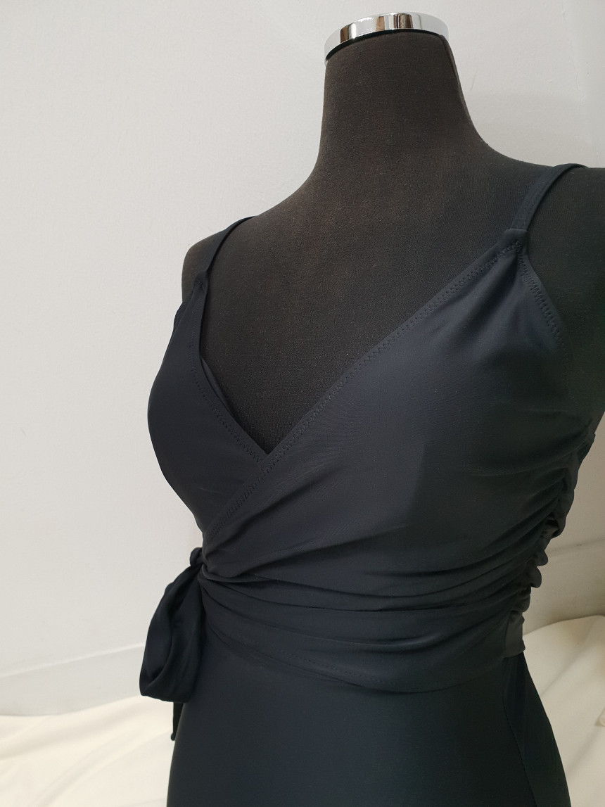 <b><p>simple chest one piece Mokini 2color swsuit</p></b><b><p>シンプル 胸 ワンピース モノキニ 2色 水着 レプビ リボン 女性らしい非</p></b><br /><br /><p align='center'>