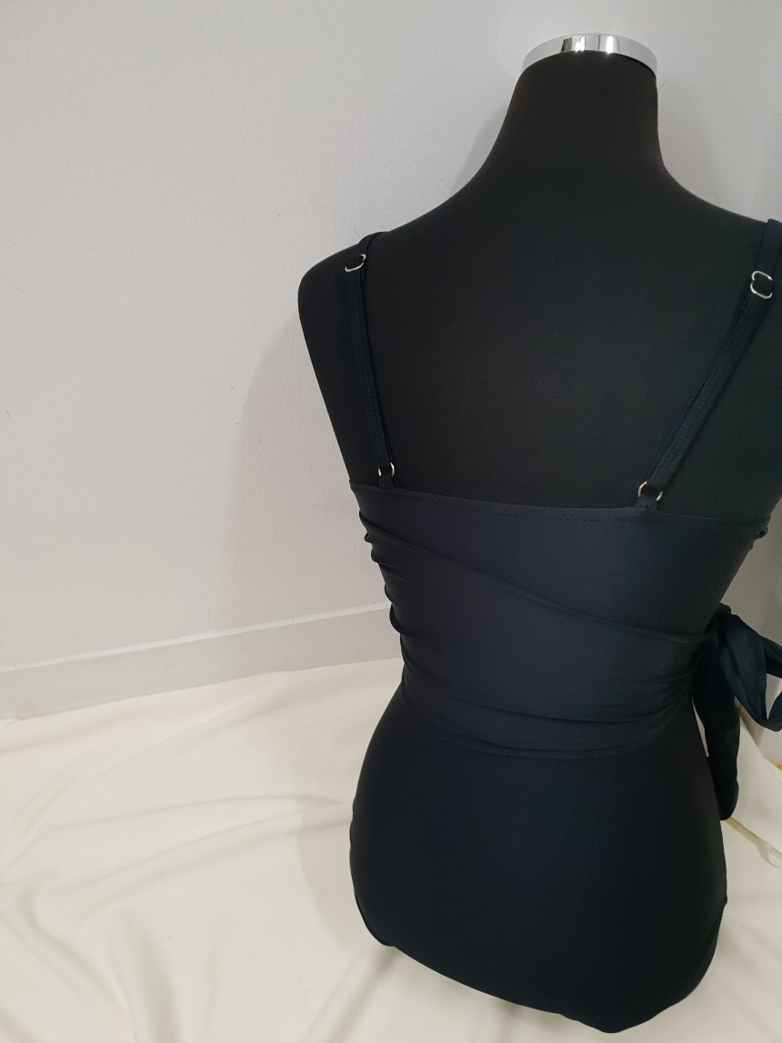 <b><p>simple chest one piece Mokini 2color swsuit</p></b><b><p>シンプル 胸 ワンピース モノキニ 2色 水着 レプビ リボン 女性らしい非</p></b><br /><br /><p align='center'>