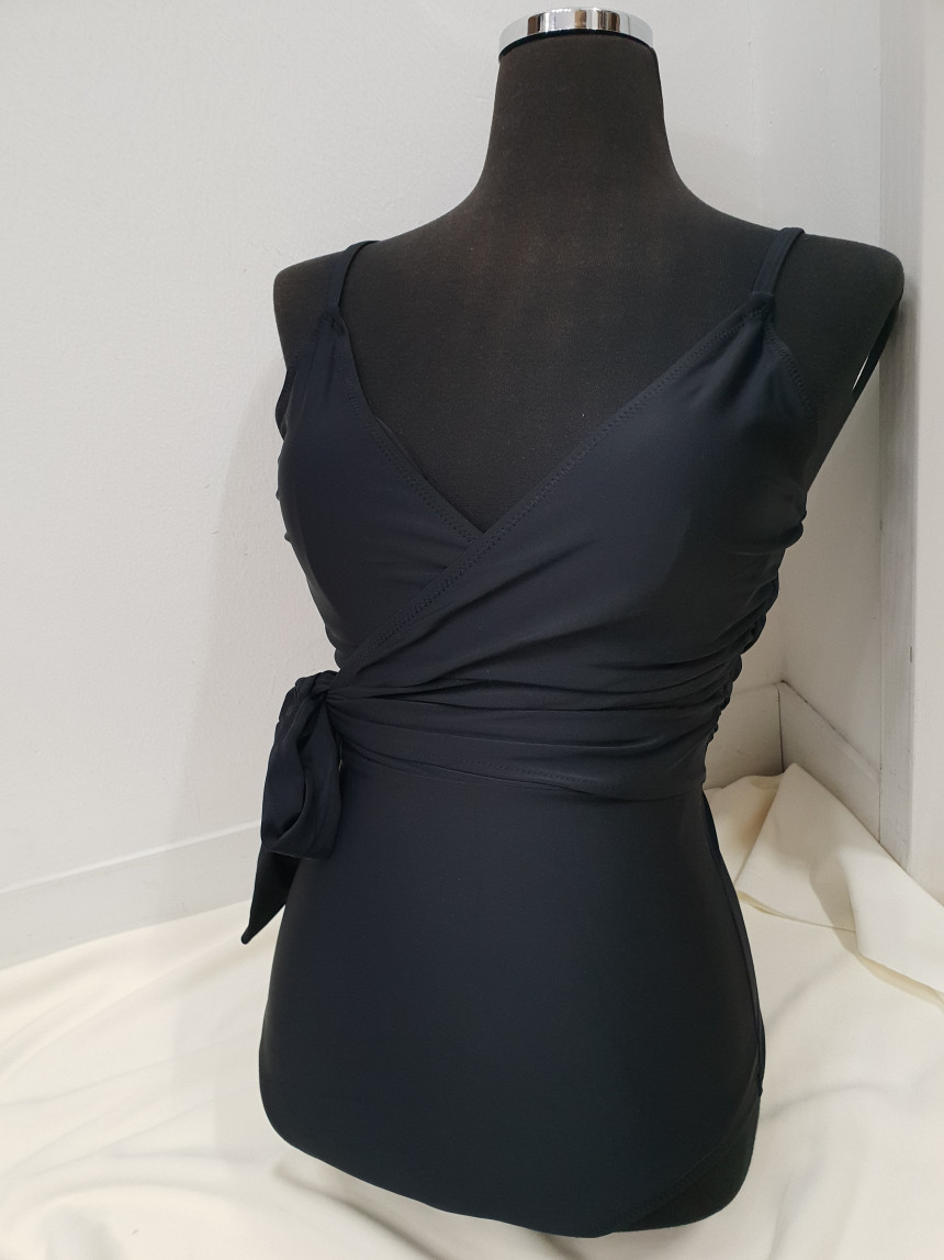 <b><p>simple chest one piece Mokini 2color swsuit</p></b><b><p>シンプル 胸 ワンピース モノキニ 2色 水着 レプビ リボン 女性らしい非</p></b><br /><br /><p align='center'>