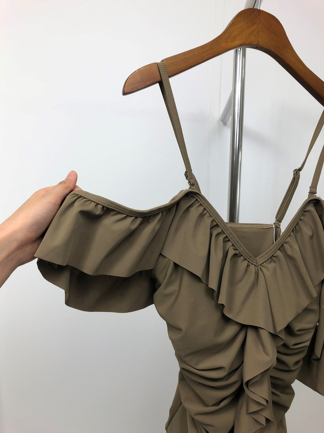 <b><p>Frill Off shoulder Monokini piece swimsuit</p></b><b><p>フリル オフショルダー モノキニ ワンピース 水着 2色 セクシー 韓非 洗練された非</p></b><br /><br /><p align='center'>