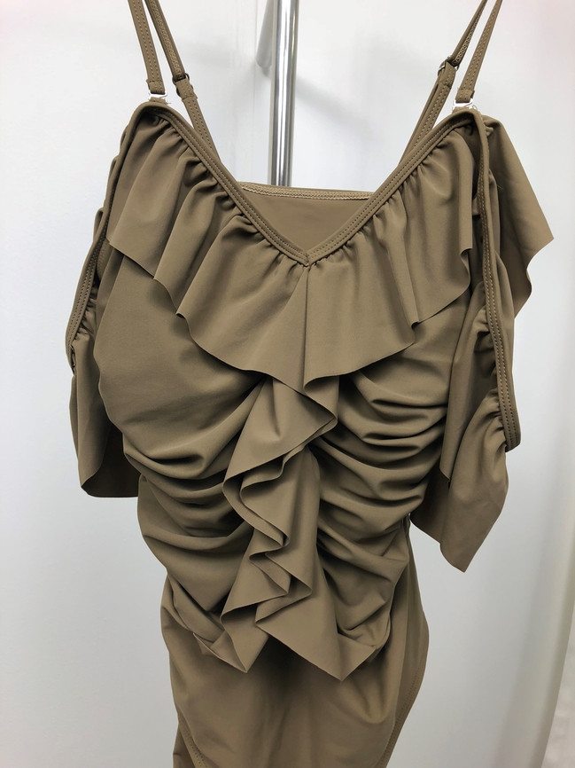 <b><p>Frill Off shoulder Monokini piece swimsuit</p></b><b><p>フリル オフショルダー モノキニ ワンピース 水着 2色 セクシー 韓非 洗練された非</p></b><br /><br /><p align='center'>