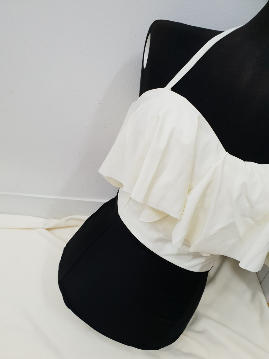 <b><p>White black Color Frill one piece Mokini</p></b><b><p>ホワイト ブラック 配色 フリル ワンピース モノキニ 女性らしい非 ビスタこと</p></b><br /><br /><p align='center'>