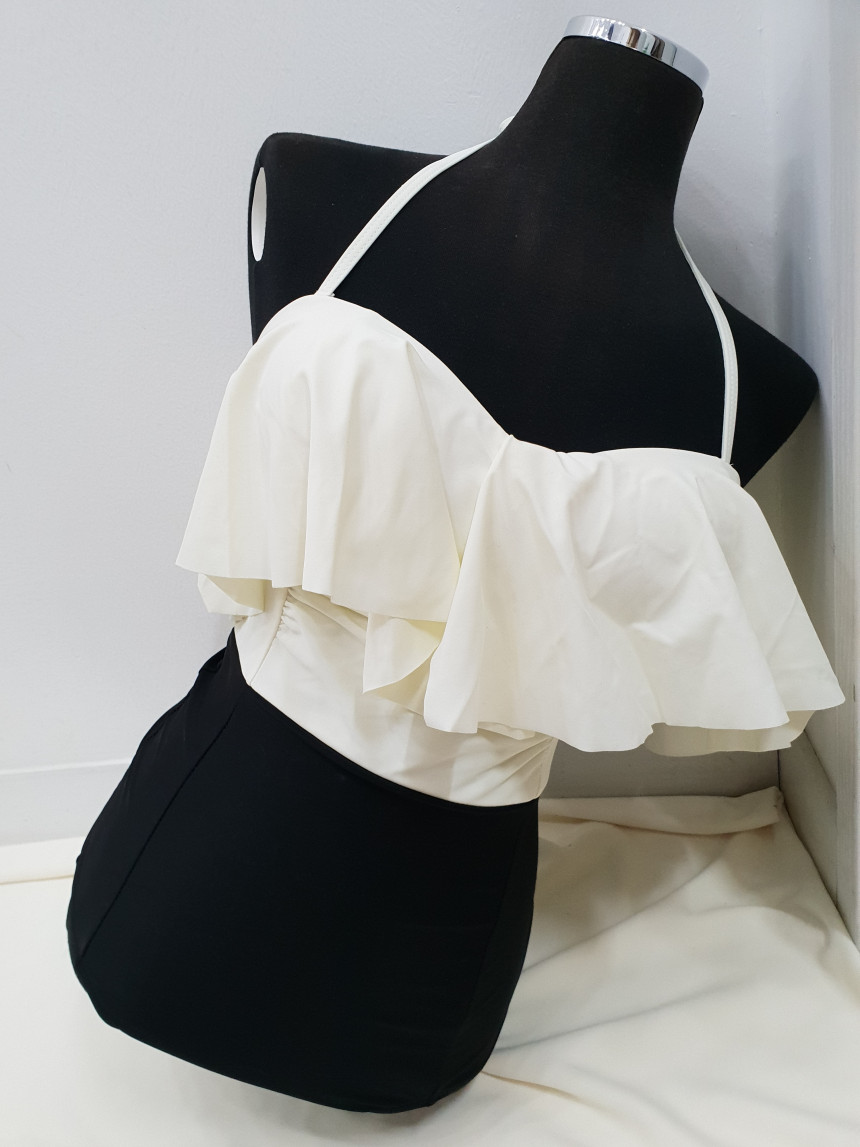 <b><p>White black Color Frill one piece Mokini</p></b><b><p>ホワイト ブラック 配色 フリル ワンピース モノキニ 女性らしい非 ビスタこと</p></b><br /><br /><p align='center'>