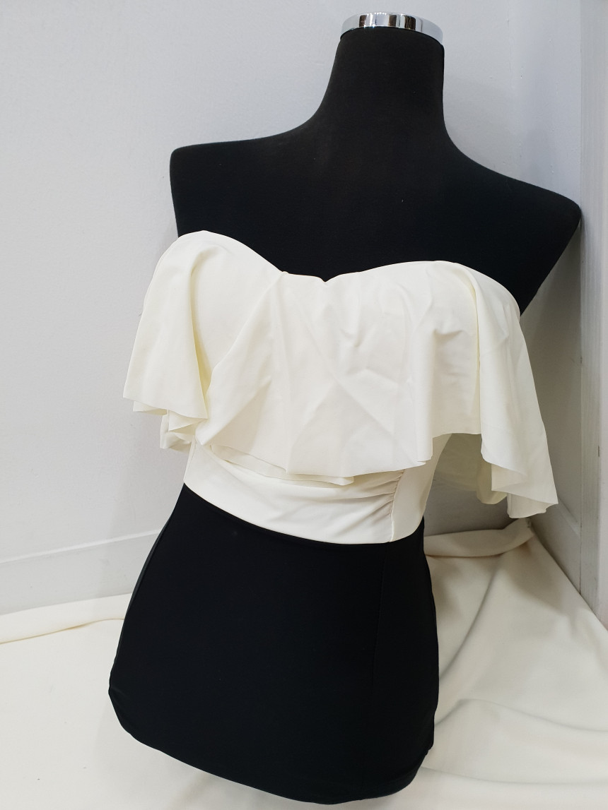 <b><p>White black Color Frill one piece Mokini</p></b><b><p>ホワイト ブラック 配色 フリル ワンピース モノキニ 女性らしい非 ビスタこと</p></b><br /><br /><p align='center'>