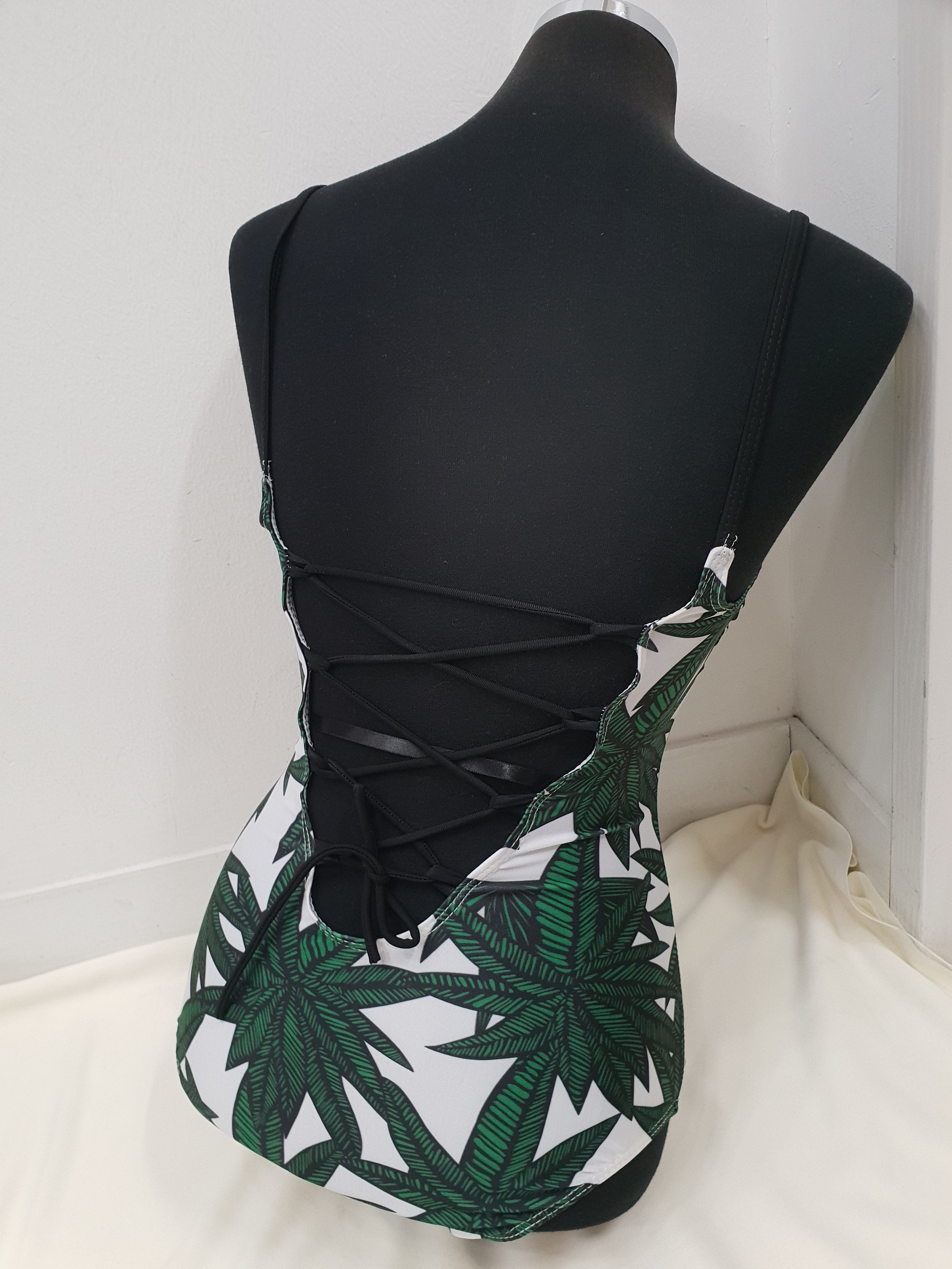 <b><p>Palm tree one piece Mokini Summer vacati</p></b><b><p>ヤシの木 ワンピース モノキニ 夏バカンスルック 女性らしい非 セクシー水着 休暇コーディネート</p></b><br /><br /><p align='center'>