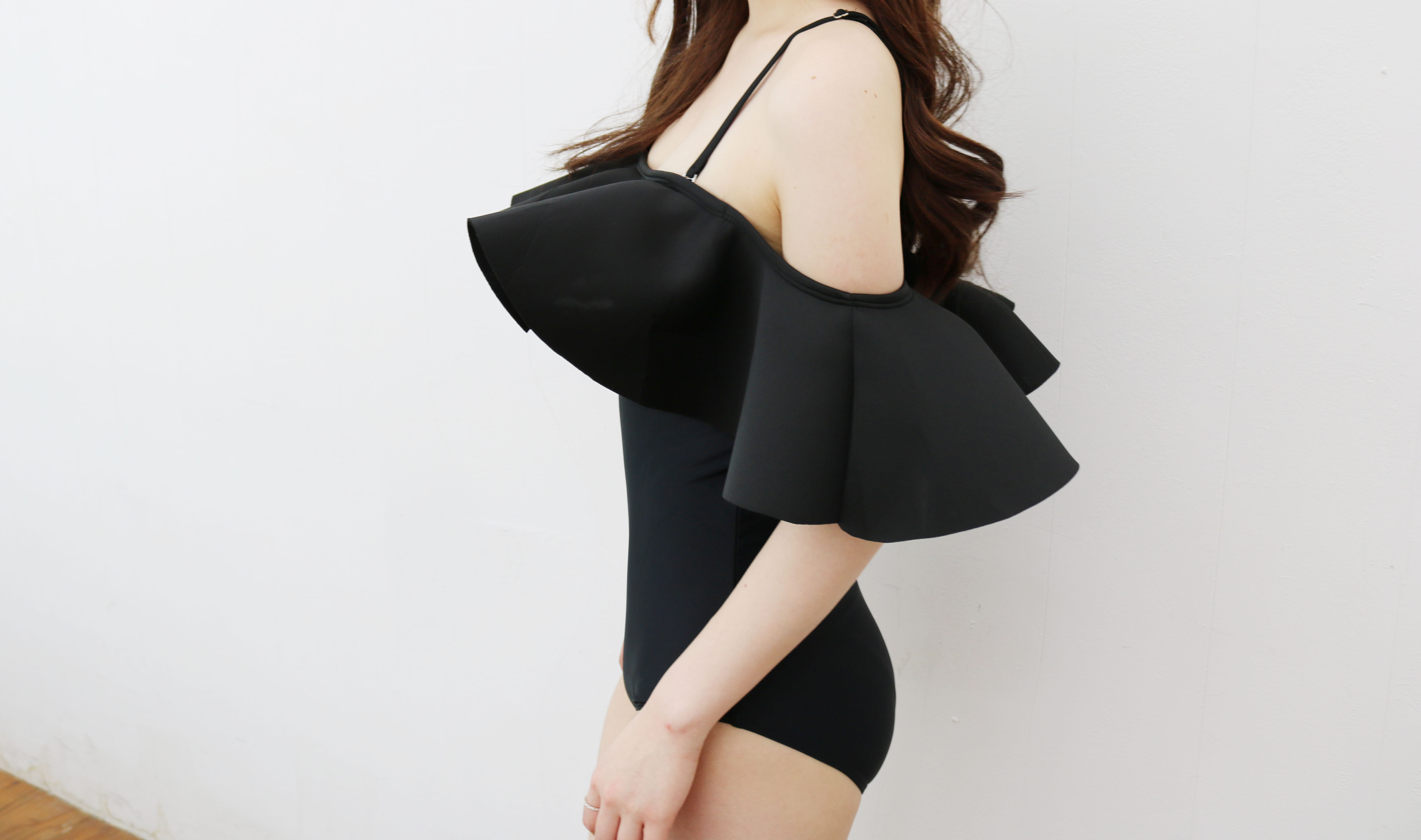 <b><p>Neoprene black Frill Shoulder Monokini Fem</p></b><b><p>ネオプレン ブラック フリル ショルダー モノキニ 女性らしい非 30代 清純な非</p></b><br /><br /><p align='center'>