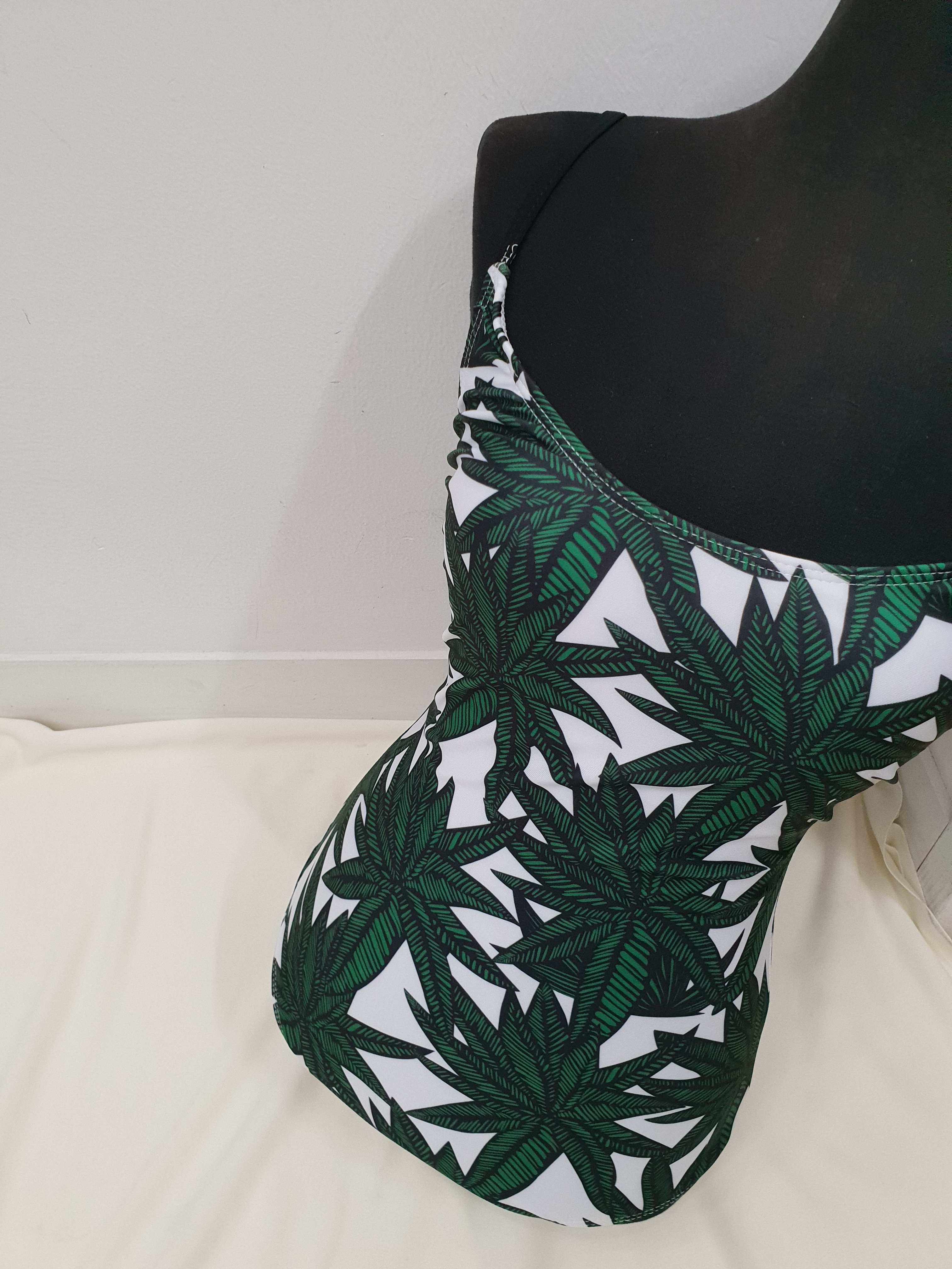 <b><p>Palm tree one piece Mokini Summer vacati</p></b><b><p>ヤシの木 ワンピース モノキニ 夏バカンスルック 女性らしい非 セクシー水着 休暇コーディネート</p></b><br /><br /><p align='center'>