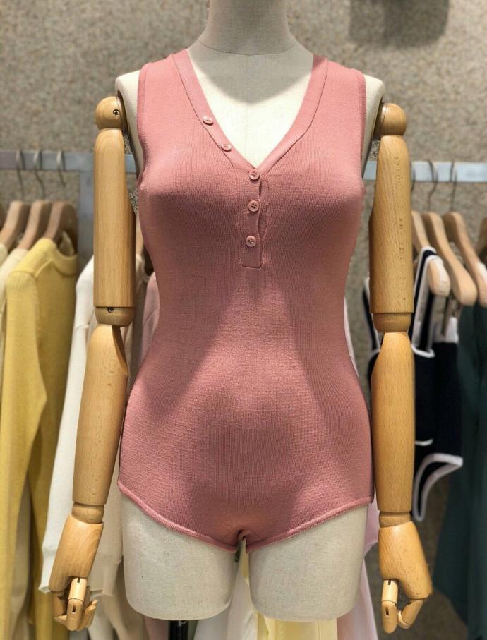 <b><p>button V neck swimsuit</p></b><b><p>ボタン Vネック 水着</p></b><br /><br /><p align='center'>