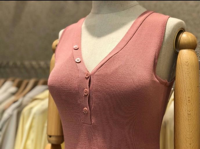 <b><p>button V neck swimsuit</p></b><b><p>ボタン Vネック 水着</p></b><br /><br /><p align='center'>