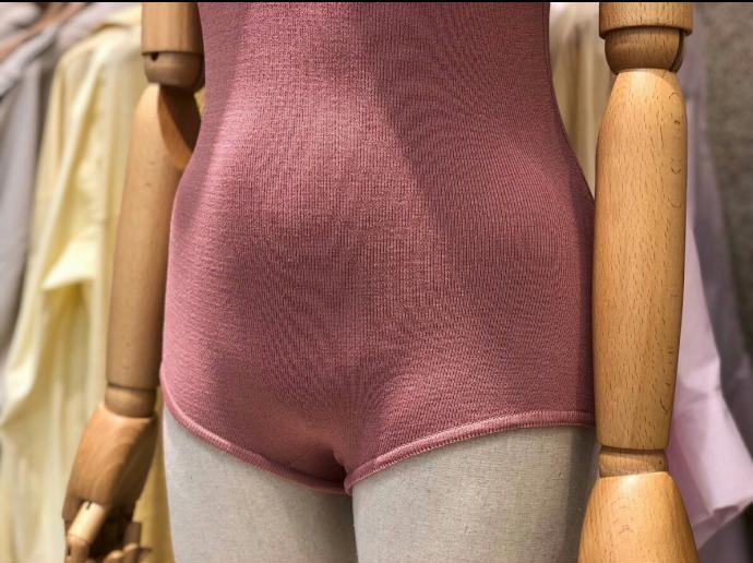 <b><p>button V neck swimsuit</p></b><b><p>ボタン Vネック 水着</p></b><br /><br /><p align='center'>