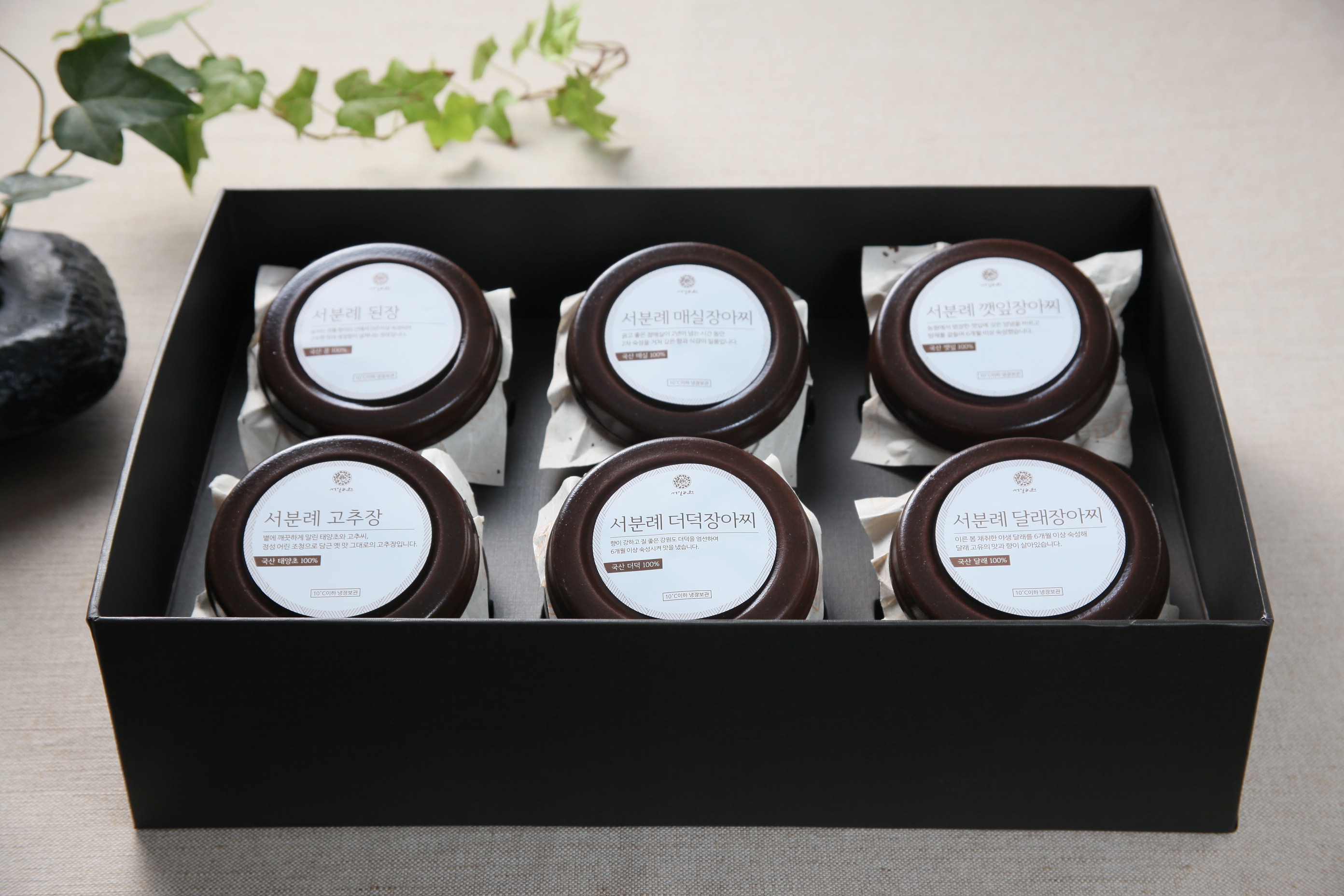 [서일농원] 서분례 명인의 '수' 선물세트 (된장 300g, 고추장300g, 매실장아찌 300g, 더덕장아찌 300g, 달래장아찌 300g, 깻잎장아찌 300g) 이미지 8
