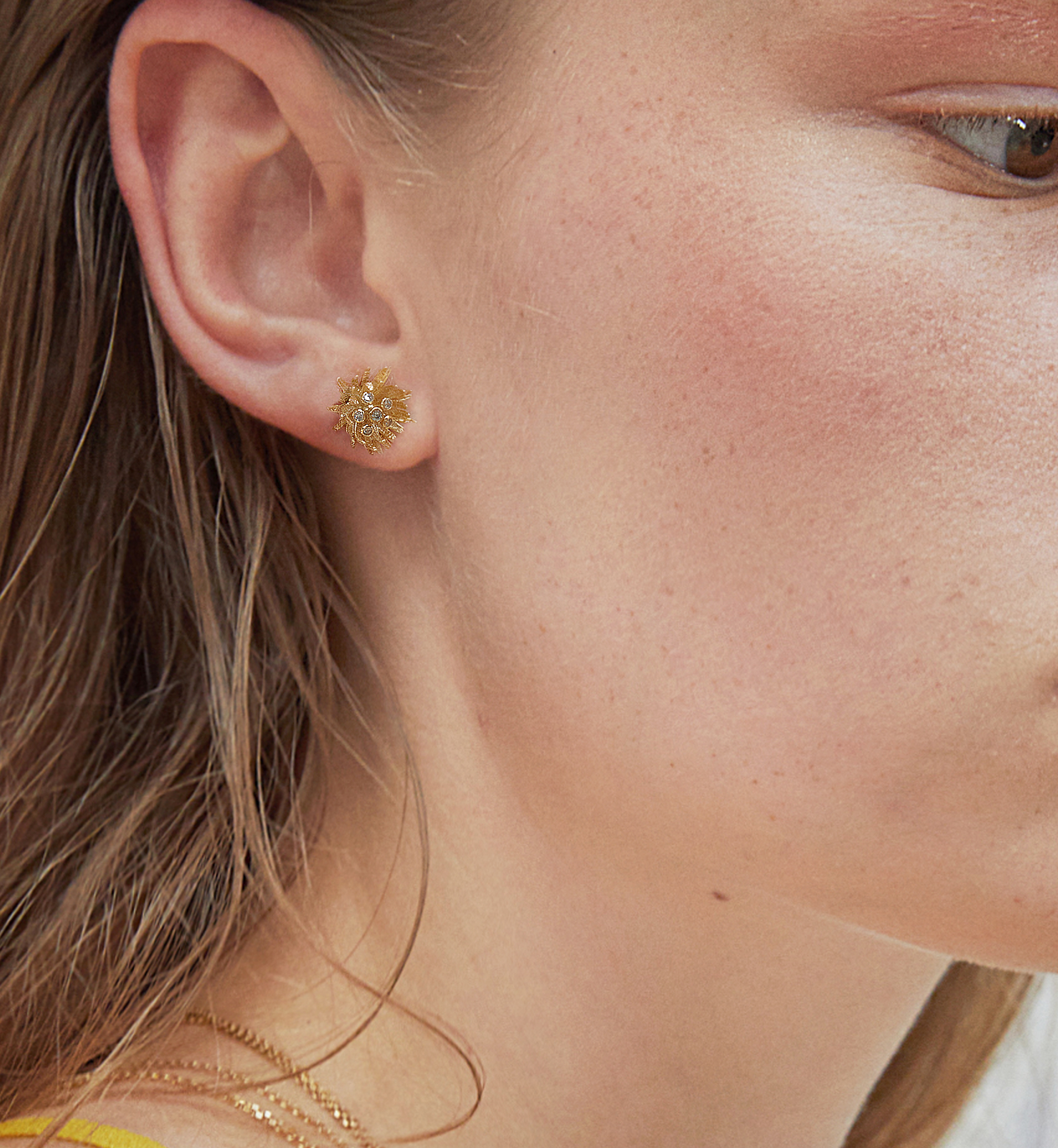 Flying bee earrings - [Seoyeji] : Subyul
