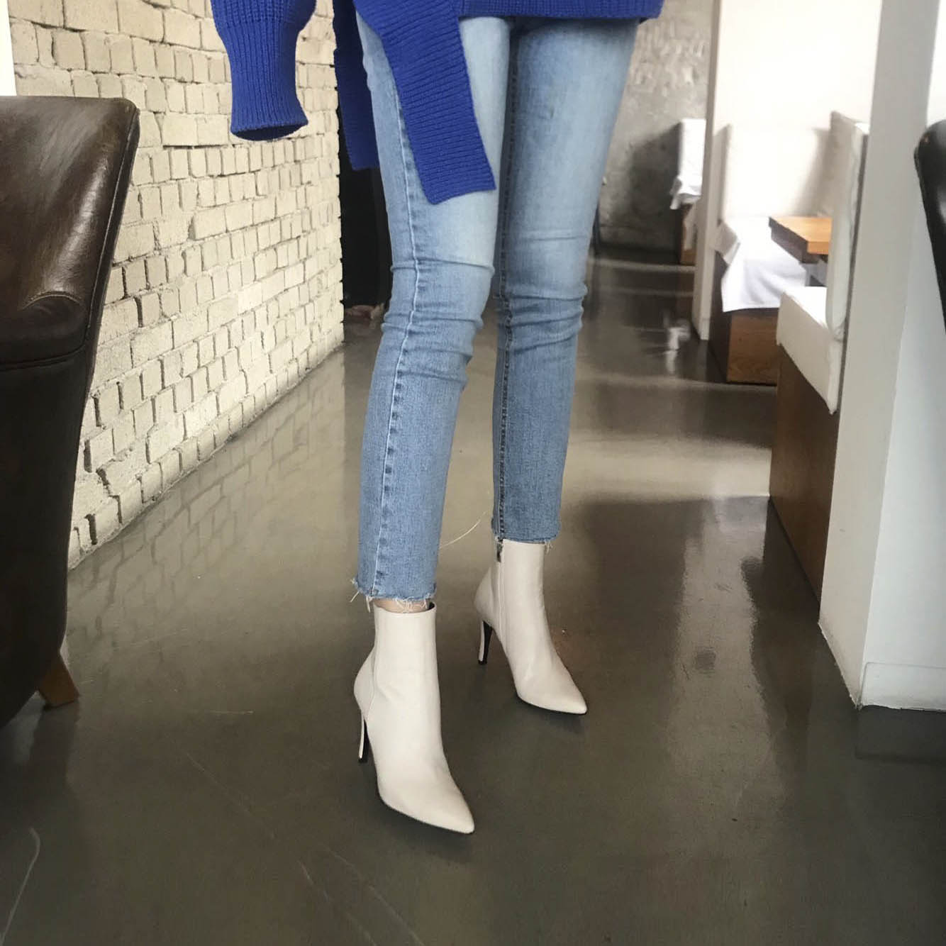 성수동 스틸레토 가죽 앵클부츠 힐 9cm 흰색 검정 - 상세 이미지 5