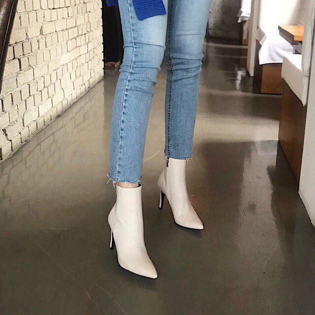 성수동 스틸레토 가죽 앵클부츠 힐 9cm 흰색 검정 - 상품 이미지