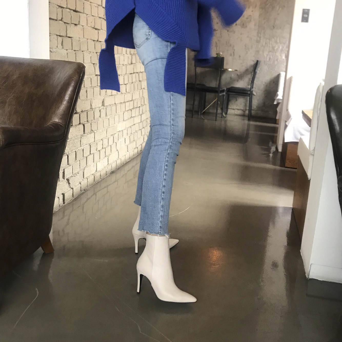 성수동 스틸레토 가죽 앵클부츠 힐 9cm 흰색 검정 - 상세 이미지 4