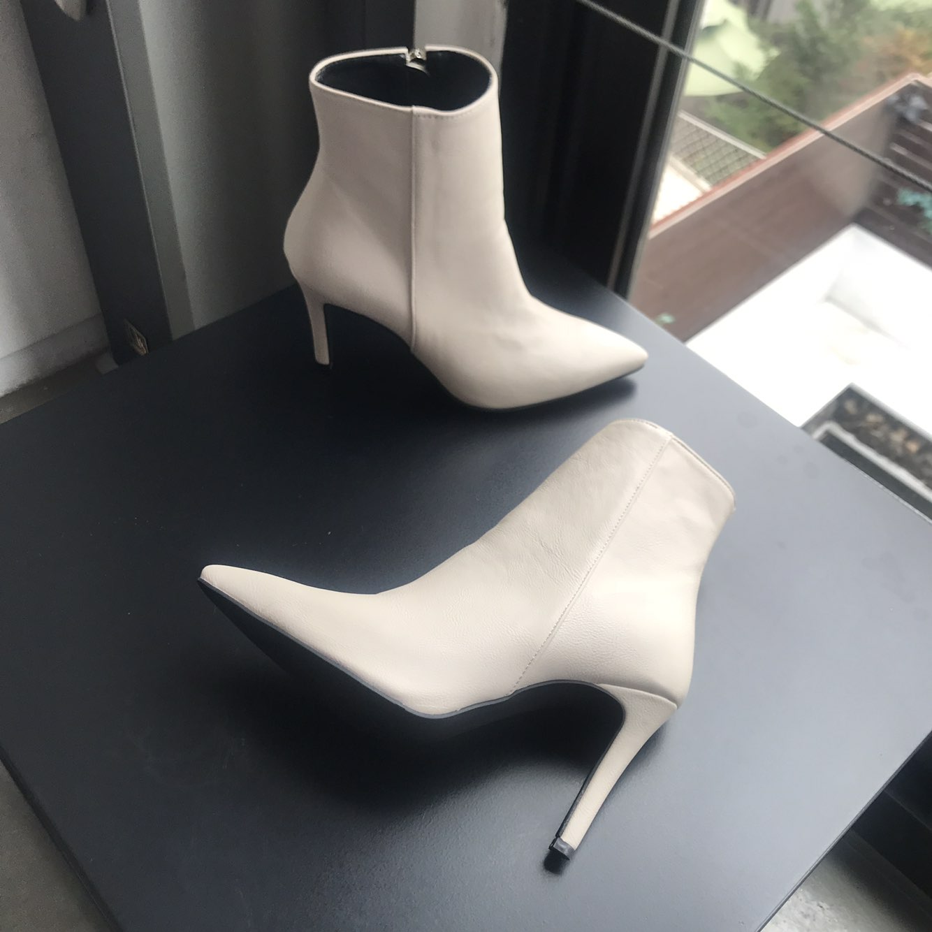 성수동 스틸레토 가죽 앵클부츠 힐 9cm 흰색 검정 - 상세 이미지 3