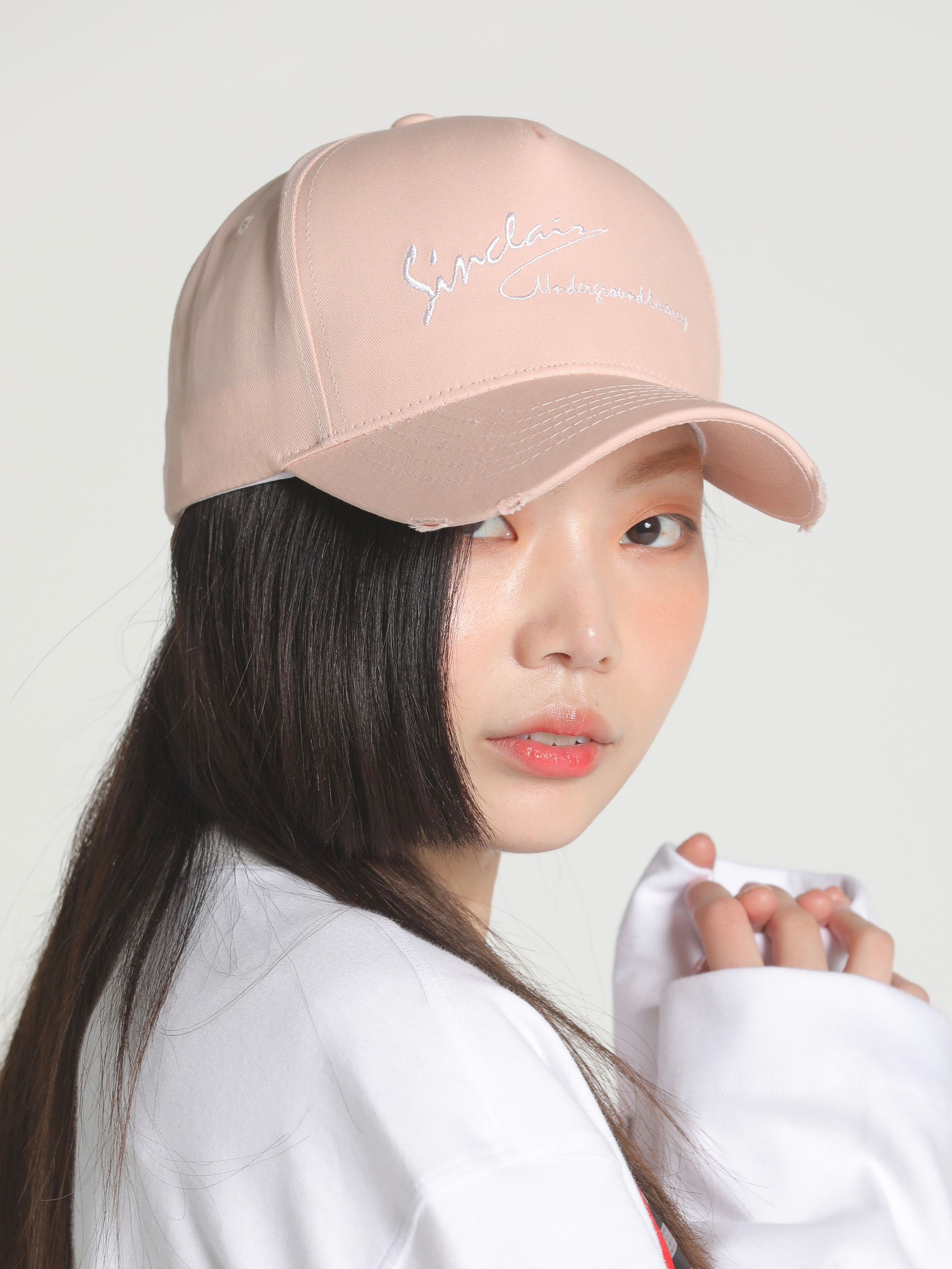 SINCLAIR 싱클레어 MERCI 빈티지 스크립트 자수 볼캡 핑크 - 상품 이미지
