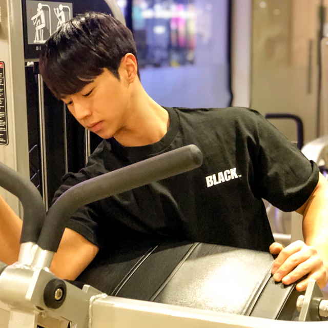 BLACK 라운드 반팔티셔츠 면티 이미지 3