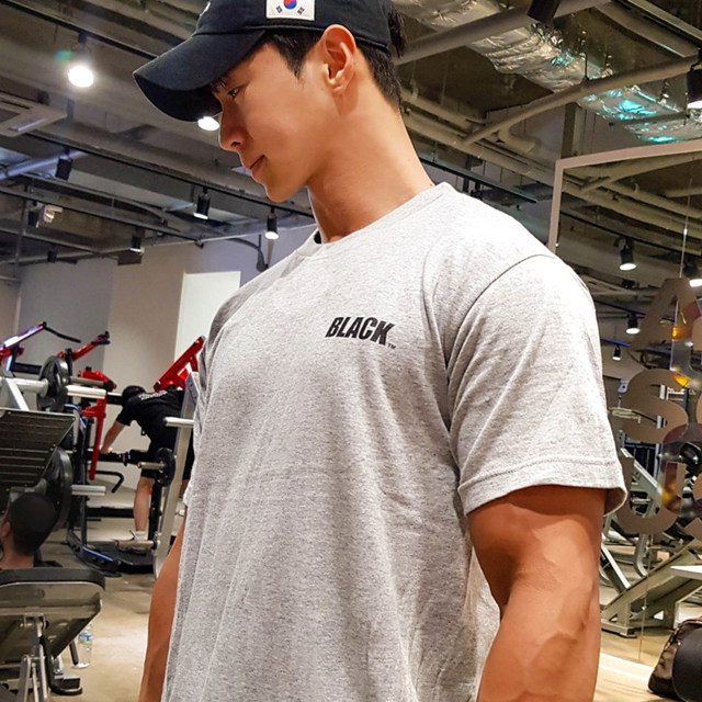 BLACK 라운드 반팔티셔츠 면티 이미지 2