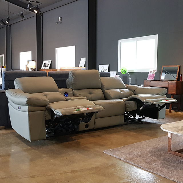 스코나 피르카 이태리 천연 면피 가죽 4인 컵홀더 전동 리클라이너 소파