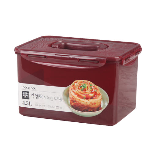 김치냉장고에 정리된 김치통