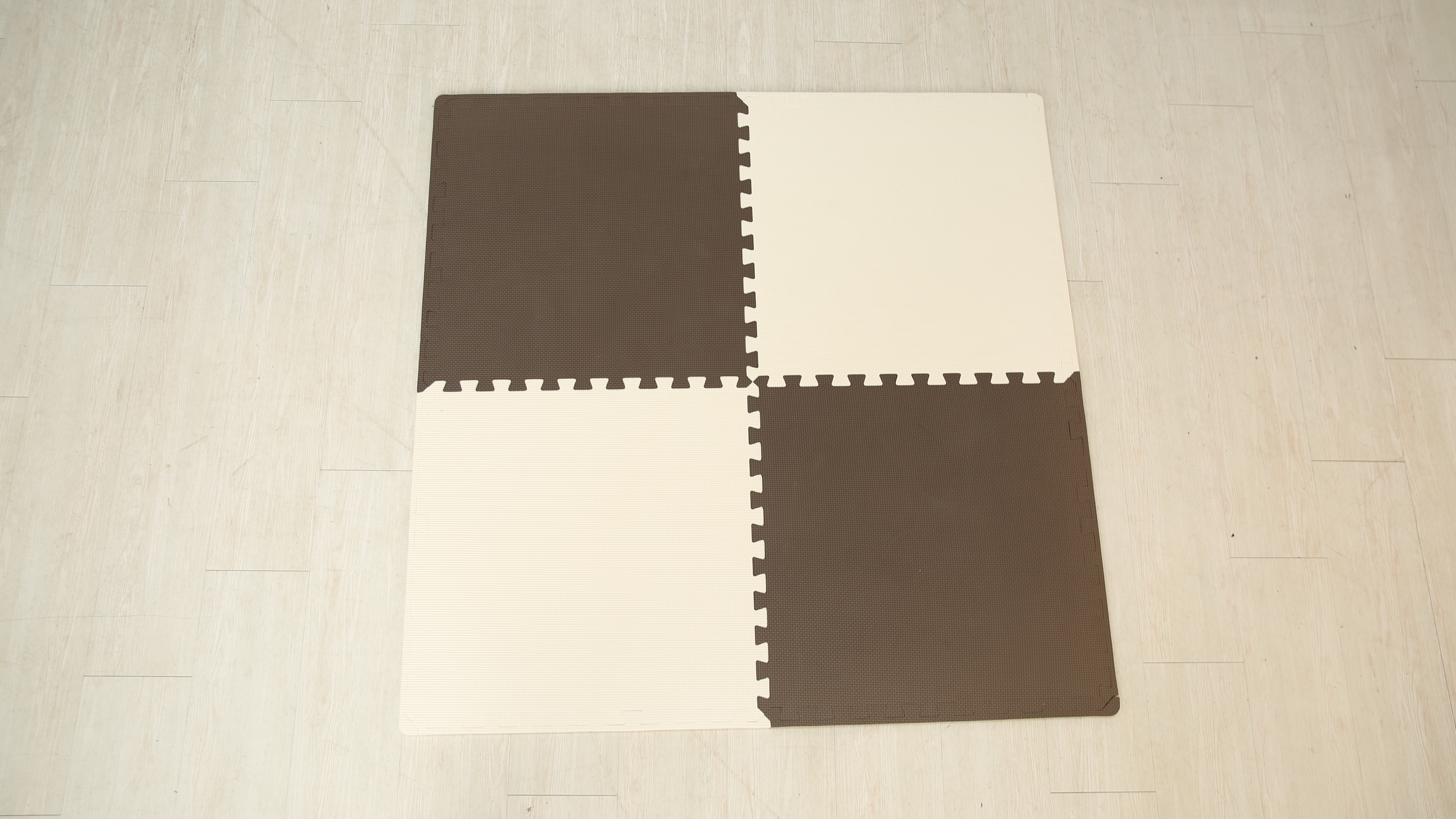 손할매 솔리드 EVA 어린이 안전 퍼즐매트 대형 4P 60cm X 1.2cm 브라운 놀이방매트 거실 놀이방 유아 퍼즐 매트 층간소음매트 아이방인테리어 - 상세 이미지 4