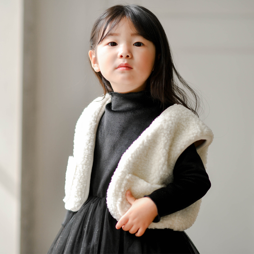 아린 덤블 뽀글이 조끼 겨울 여아 아동 남녀공용 인조퍼 아이보리 블랙 인디핑크 보통핏 - 상세 이미지 2