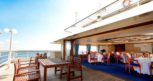 레인보우 브릿지를 배경으로 항해하는 심포니 크루즈의 밤 풍경