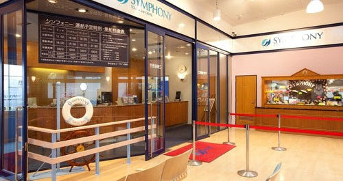 고급스러운 디너 크루즈 내부의 정찬 테이블 모습