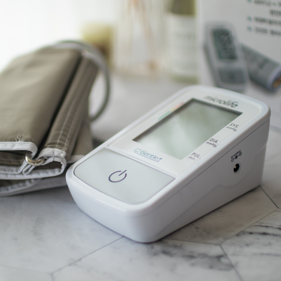 가정용 전자혈압계 혈압측정기 기계 체크기 심박수 커프형 국산 휴대용 자동 24시간 병원용