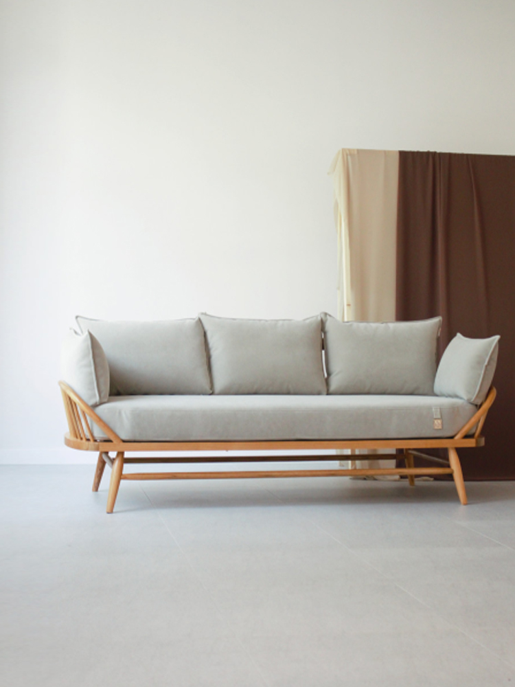 01 패브릭 3인용원목소파